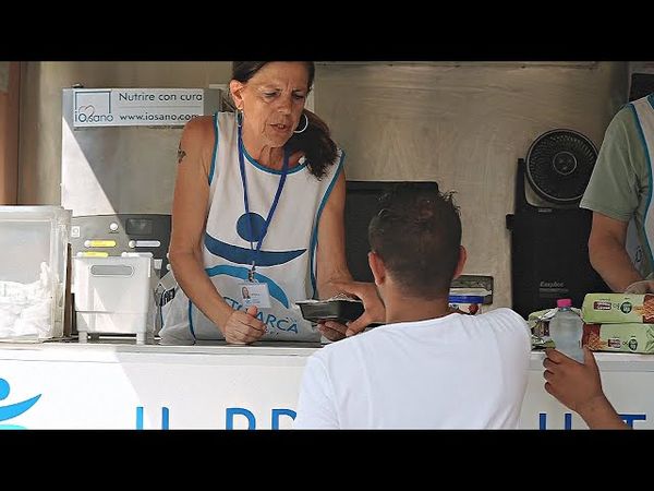 Волонтёры Милана спасают бездомных от жары