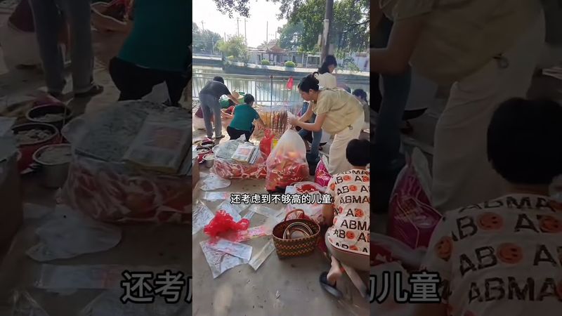 每年中元節農曆七月初一開始至農曆三十，潮汕人都會這樣拜！這樣的潮汕，是封建還是人情味？#正能量 #熱門 #玄學 #拜祭 #潮汕民俗 #人情味 #民間風俗 #華人風俗 #華人傳統文化 #相信科學拒絕迷信