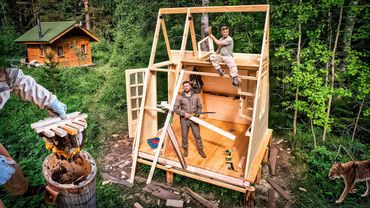 Li abbiamo catturati! VIVIAMO NELLA FORESTA e costruiamo una CASA.  cantiere Taiga