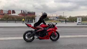 будь сильным! с праздником! #мототаня девушка на красном мотоцикле