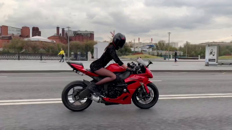 будь сильным! с праздником! #мототаня девушка на красном мотоцикле