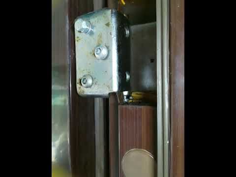 Просела железная дверь . Ремонт .