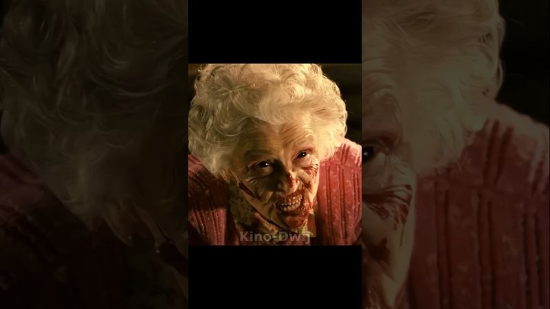 С этой бабушкой что-то не так 😱 #фильмы #сериалы