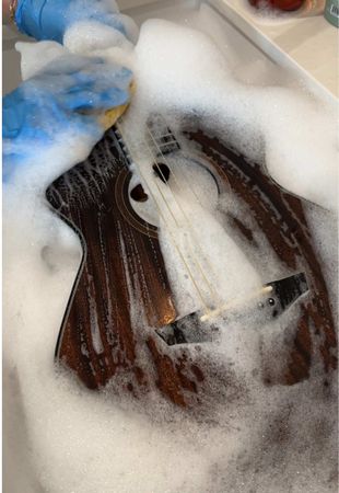 How to (not) clean your guitar 🧼 #guitartok 