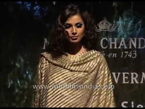 Mulheres indianas modelando saris e vestidos de grife no desfile de moda Suneet Varma