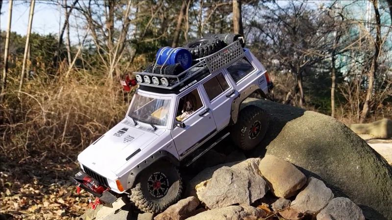 RC CAR TRAIL TRUCK Axial SCX10 II 2000 Jeep Cherokee Gaya Rock Crawling 2
