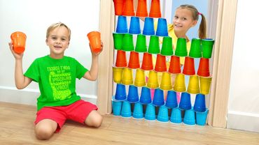 Дети играют с цветными стаканчиками и учатся делиться