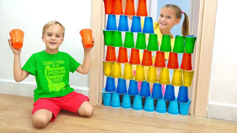 Crianças brincam com copos coloridos e aprendem a compartilhar