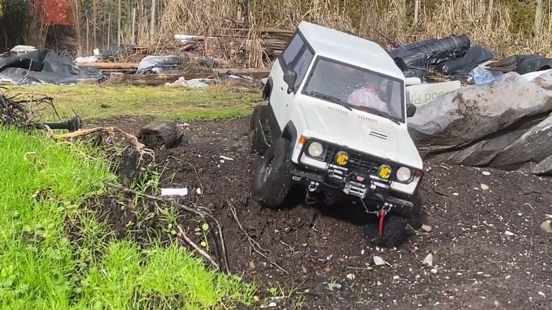 RC Hyundai Galloper Backyard Off-Roading: Conquering Obstacles with Ease! 현대 갤로퍼 숏바디 알씨카