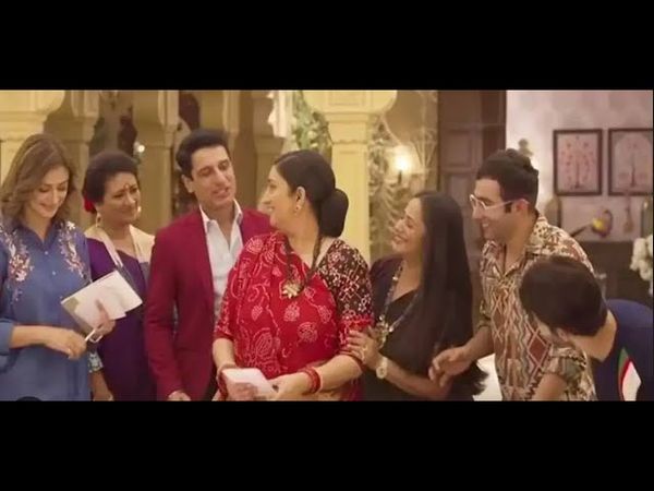 A mudança de visual de Mouni Roy nas cenas de seu primeiro programa de TV 'Kyunki Saas Bhi Kabhi ...