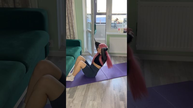 УПРАЖНЕНИЕ ДЛЯ ПЛОСКОГО ЖИВОТА! В конце показала! #фитнес #спорт #пресс