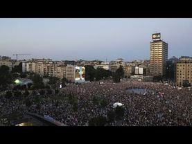 Thousands set up street blockades in Serbia after arrests of anti-government protesters
