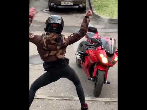 мотоциклистка танцует, пока греется мотоцикл #мотоТаня moto girl bike girl #motoTanya moto dance