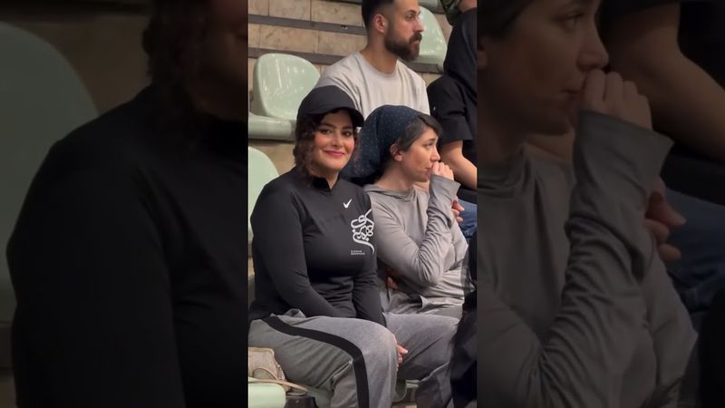 حضور مینا وحید و فاطیما بهارمست و چند تن دیگر از بازیگران زن در بین تماشاچیان😍🥰#فوتسال #هنرمندان