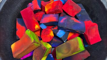 HBD to my @sayanibandopadhyay 🎂| Colorful dyed crispy chunks | Gym chalk | ASMR