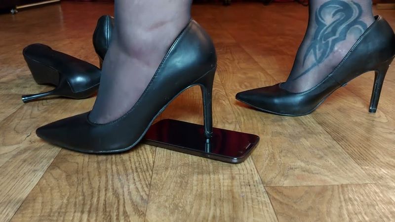 Phone crush in high heels shoes | Разбиваю телефон туфлями на высоком каблуке