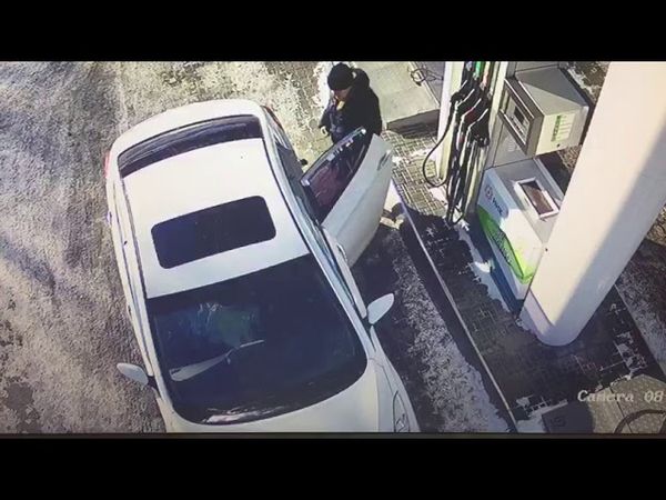 В Благовещенске женщина залила салон  машины бензином