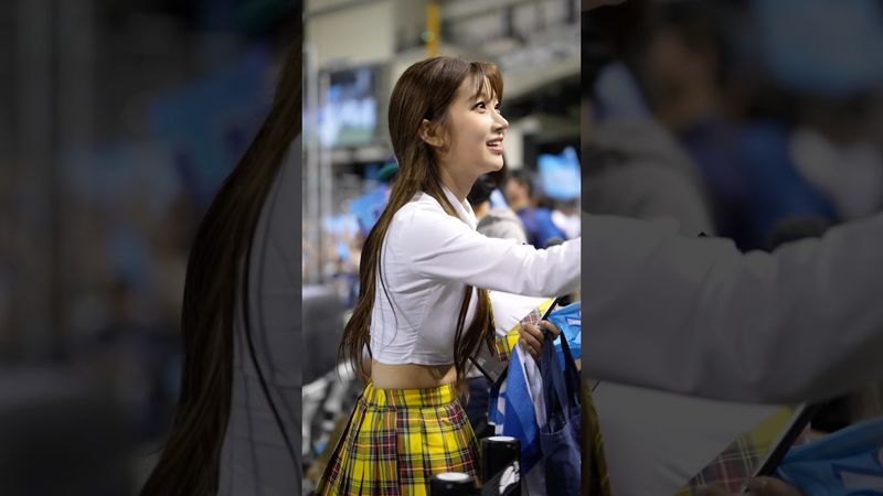 珠珢下場前看到粉絲有禮物要送還特別親自跑回來走入觀眾席拿 超親切🥰@Jueun_0724