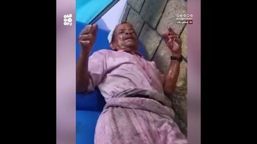 عنصر حوثي يصب زيتاً مغلياً على بائع مسن في إب