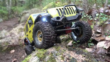 Axial SCX10iii RC Offroad truck Crawling on woods trail - RC Jeep Wrangler JLU