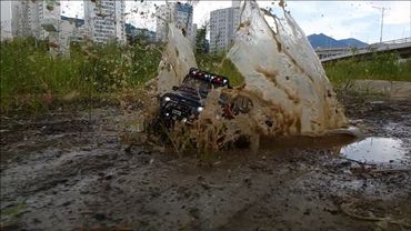 TRACTION HOBBY 1/8 Founder Jeep Zhiyun Smooth Q Gimbal Samsung Galaxy S8 Video TEST