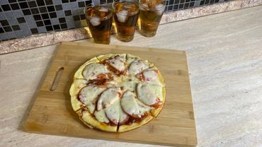 В День студента готовим студенческую пиццу) смотреть со звуком.