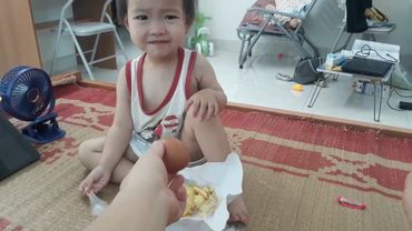 Sau 1 đêm sốt cao, sáng nay cún khỏe hơn và ăn chút xôi.