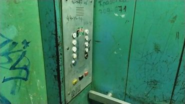 (KONE OSAKEYHTIO) Обзор редкого иностранного лифта KONE 1980 года в обычном жилом доме + глюк дверей