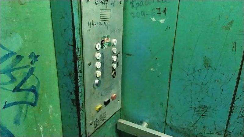 (KONE OSAKEYHTIO) Обзор редкого иностранного лифта KONE 1980 года в обычном жилом доме + глюк дверей