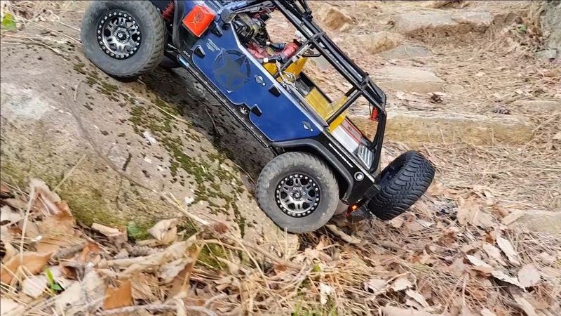 TRACTION HOBBY 1/8 Founder Jeep Mountain Trail 2