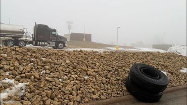 Дальнобой  США 2026, потекло лобовое, хандрит проводка, колеса на дороге,обычная рутина в Америке)