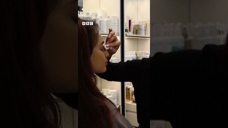 Після масованої атаки на Київ, українці не стали скасовувати візит до перукарні #київ #shorts