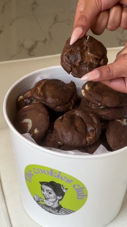 1kg of triple chocolate cookies 🤯 #cookies #dubai #uae #Foodie #foodi...