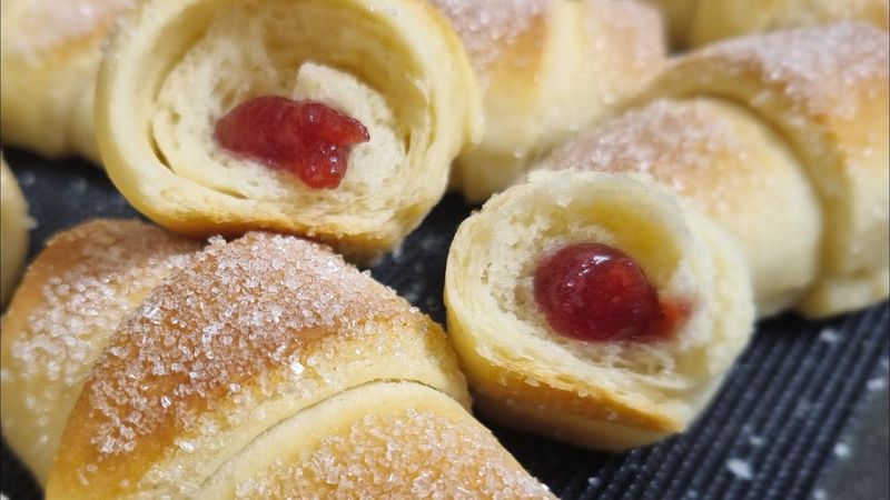 Croissants mit Marmeladenfüllung.