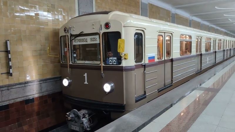 Дедушка ретропоезд образца 1935 года и станция #metro Красносельская куда прибыл правнук Москва-2020