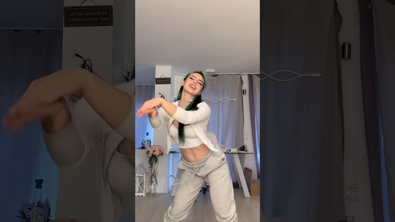 Gimme gimme more 💚 #dance