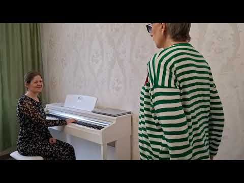 Урок вокала и ооочень много полезной информации в виде объяснений: головной резонатор, дыхание