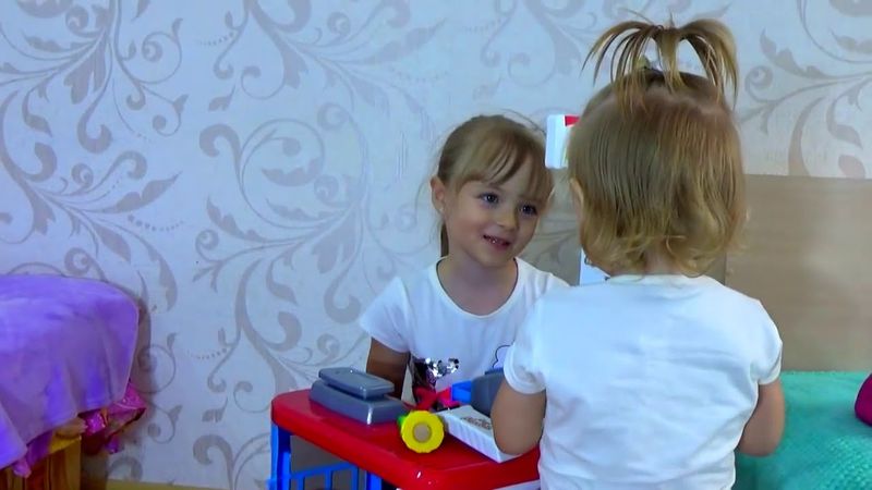 Маргарита не может без игры на планшете Папа забрал у дочки игрушку