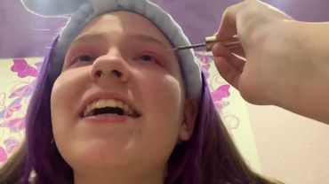 Даша красит меня✨