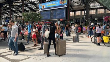 Holidaymakers crowd Gare de Lyon as vacation weekend begins | AFP
