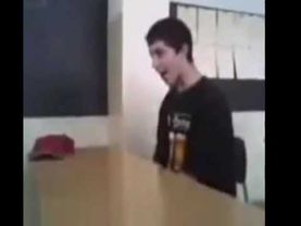 пацан кричит и бьётся головой об парту