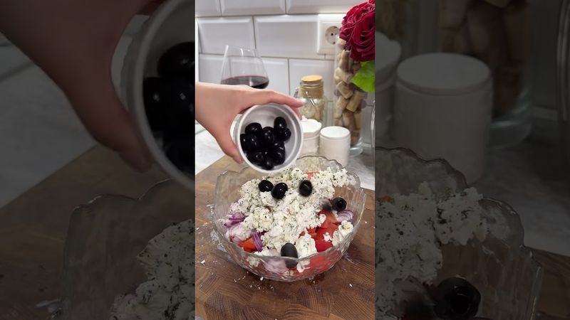 Обязательно попробуйте греческий с такой заправкой 🥗#рецепты #салат #греческийсалат