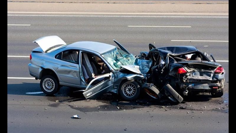 Najstraszniejsze wypadki samochodowe – dramaty uchwycone na kamerze 2025