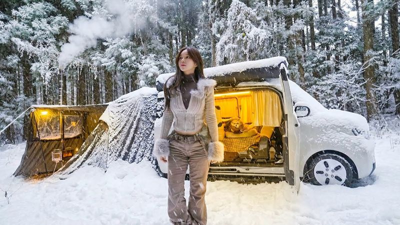 ❄️ 在厚厚的積雪中露營：一輛全新的車載帳篷 |迷你露營車