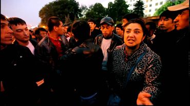 Узбеки у Белого дома просят Россию о помощи