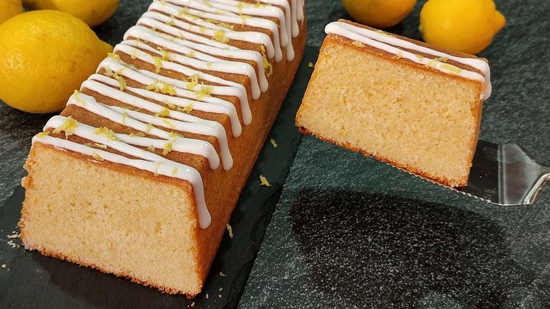 La più succosa, ma soffice TORTA AL LIMONE, proprio come da un costoso negozio di caffè!