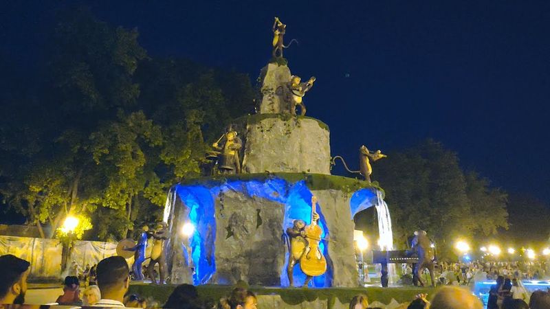 Фонтан з мавпами в саду Шевченка ввечері. Місто Харків