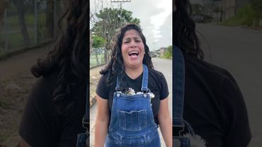 Esta chica perdio su chocolate😱