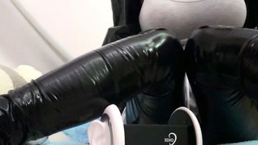 【ASMR/フェチ衣装】揉まれて踏まれたい人大歓迎！着衣エナメル太もも音【No talking/スクラッチ/タッピング/マッサージ/睡眠導入】