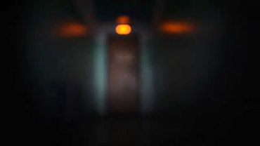 Тёмный размытый  коридор с дверью Футаж horror